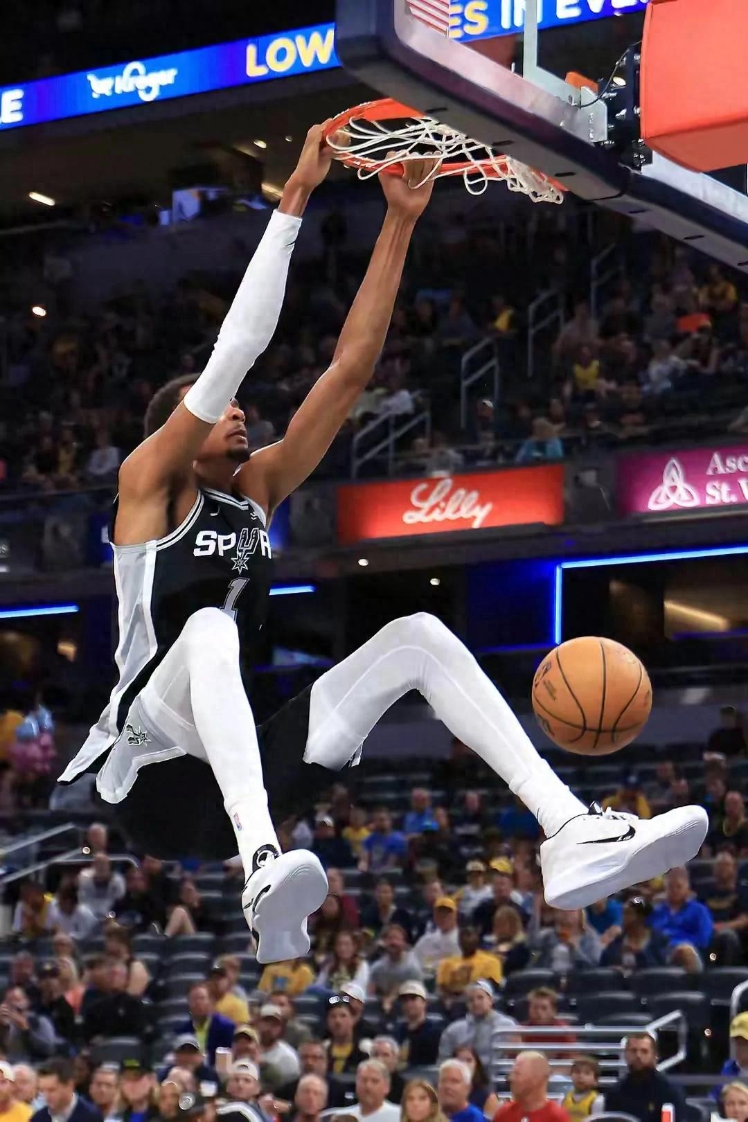 乐鱼体育-包含刚刚！巴黎圣日耳曼单刀错失备战欧篮联本菲卡刷新队史纪录，圣安东尼奥马刺赛后状态回暖的词条